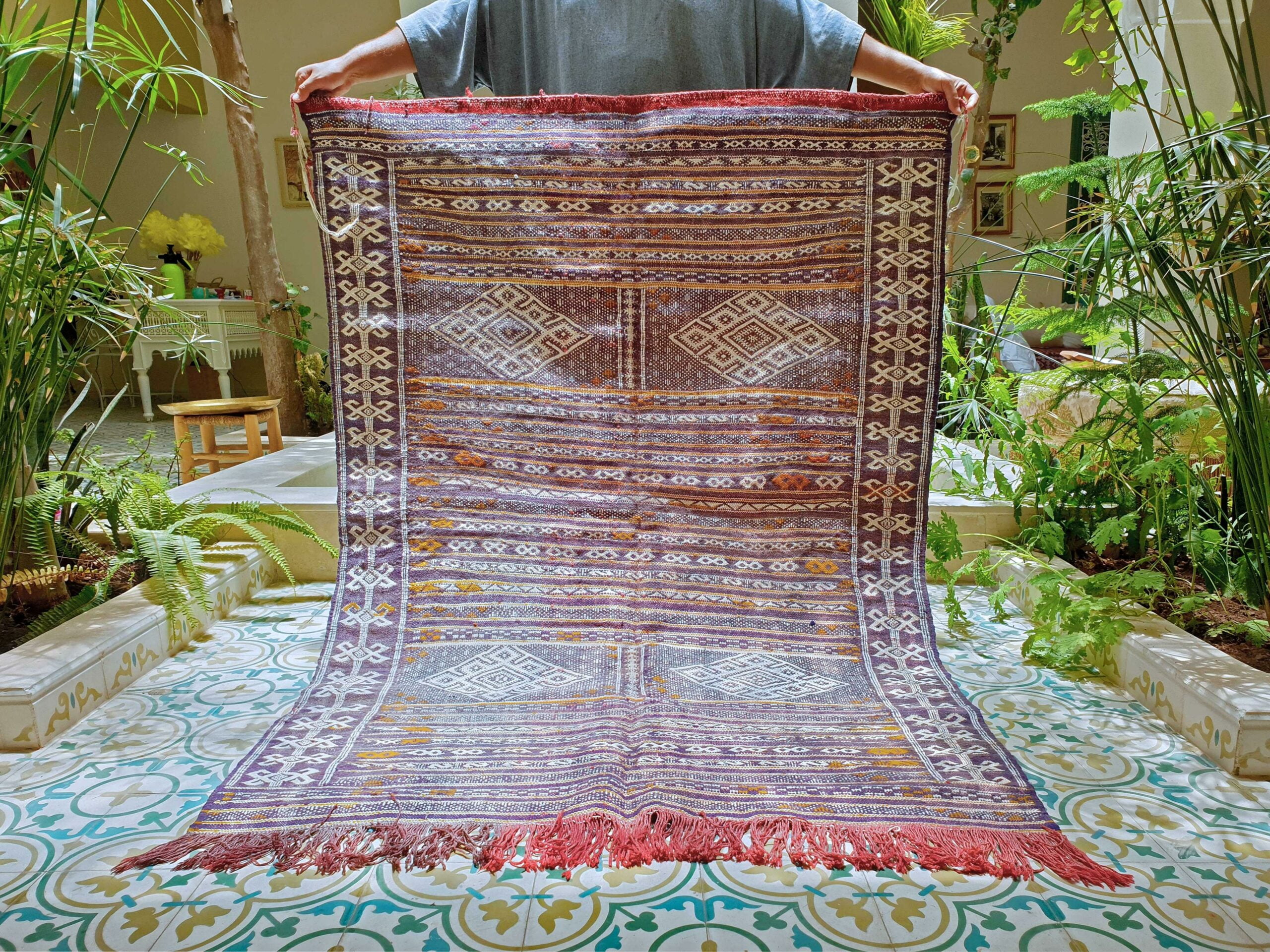 The Artistry of Vivid Tapestries: Exploring the Stunning Beauty and Cultural Significance - Lola App