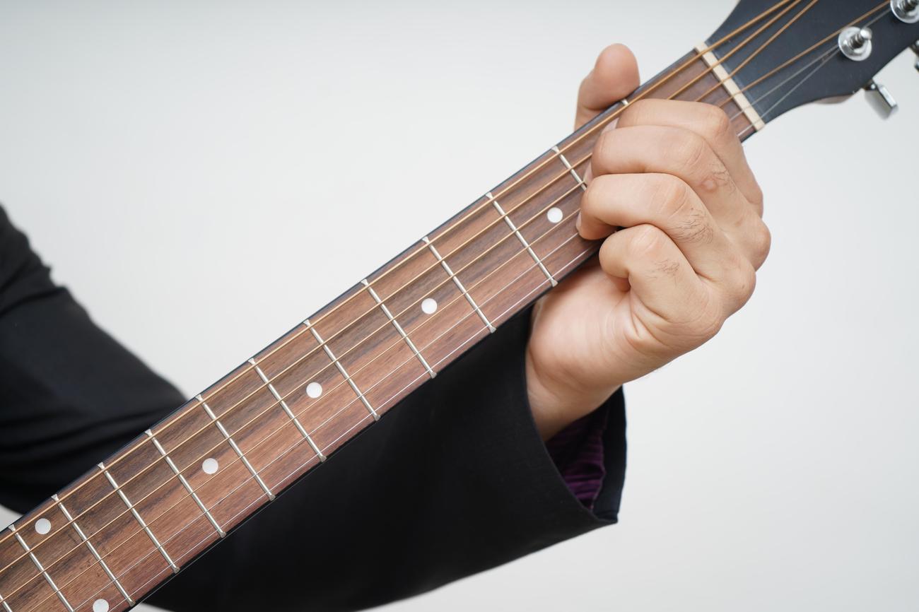 famous players of acoustic guitars