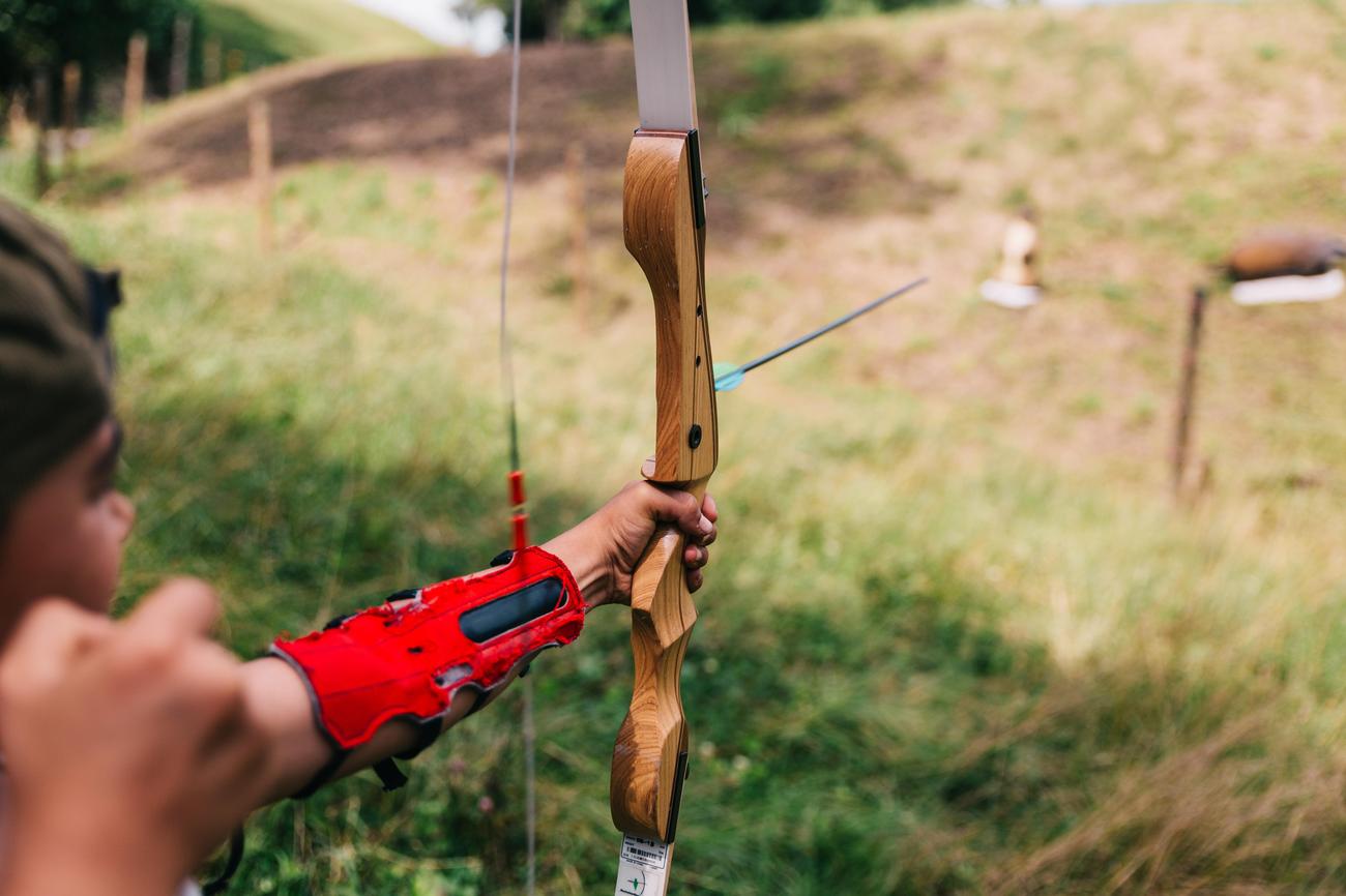 how to hold a violin bow