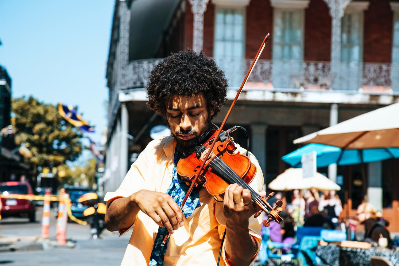 how to hold a violin bow