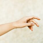 why-do-my-hands-go-numb_featured