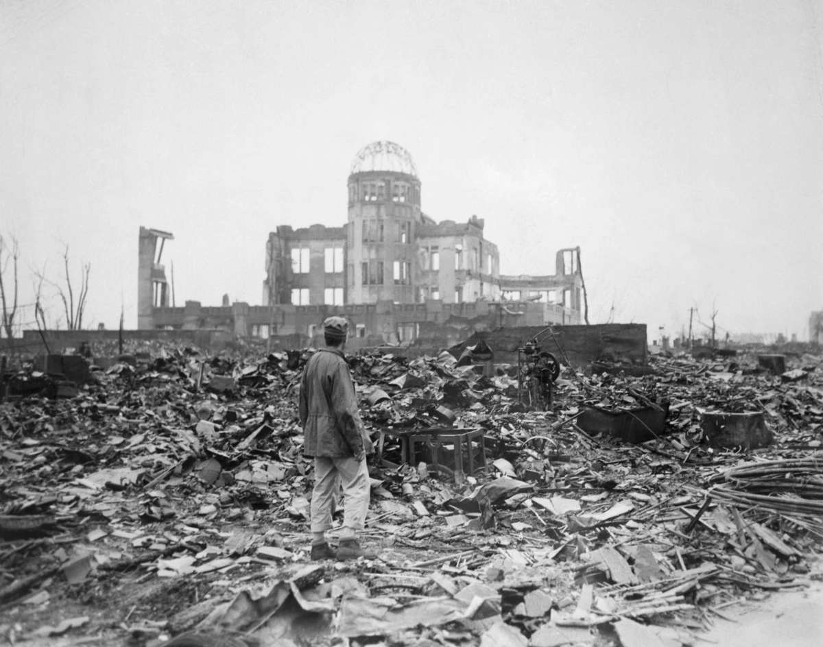 hiroshima-photobomb